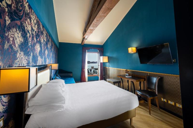 Deluxe Double Room with Lagoon View image 4