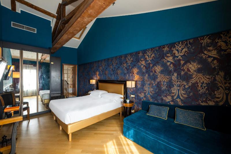 Deluxe Double Room with Lagoon View image 3