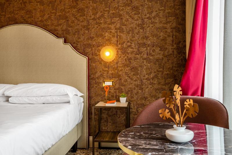 Deluxe Double Room with Lagoon View image 1