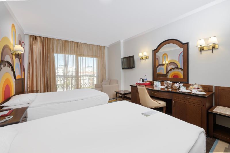 Deluxe Double or Twin Room with City View image 3