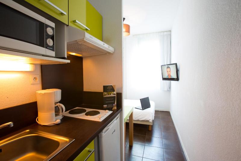 Studio (2 Single Beds) image 4