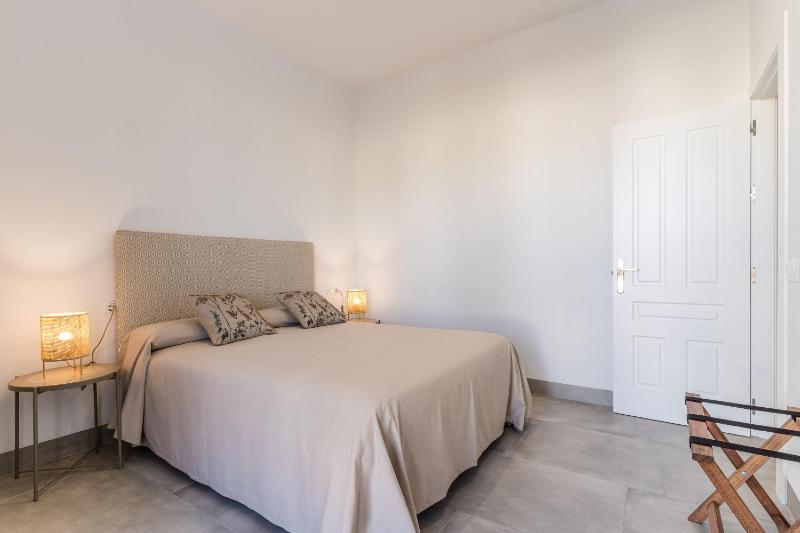 CASA DE LA VEGA SUITES - image 2