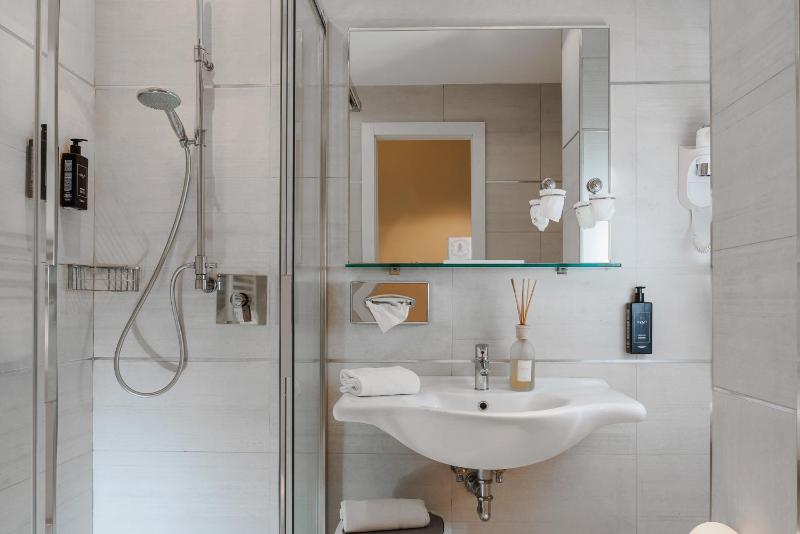 Double Room image 4