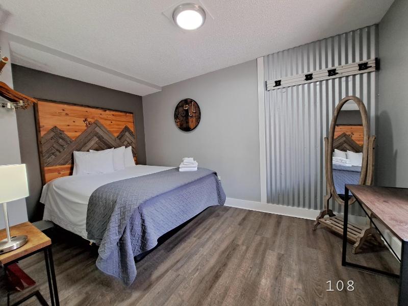 Two-Room Suite with Kitchen image 4