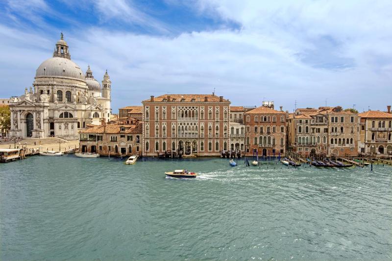 Landmark, Larger Guest room with Canal View,  1 King or 2 Twin/Single Bed(s) image 1