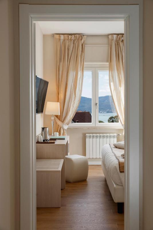 Double Room with Side Sea View image 4