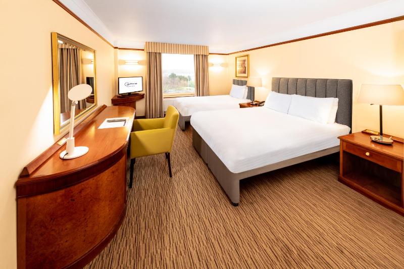 Standard Room with One Double Bed and One Single image 1
