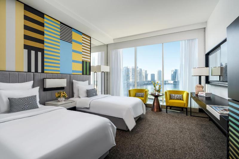 Deluxe Twin Room with Canal View image 4