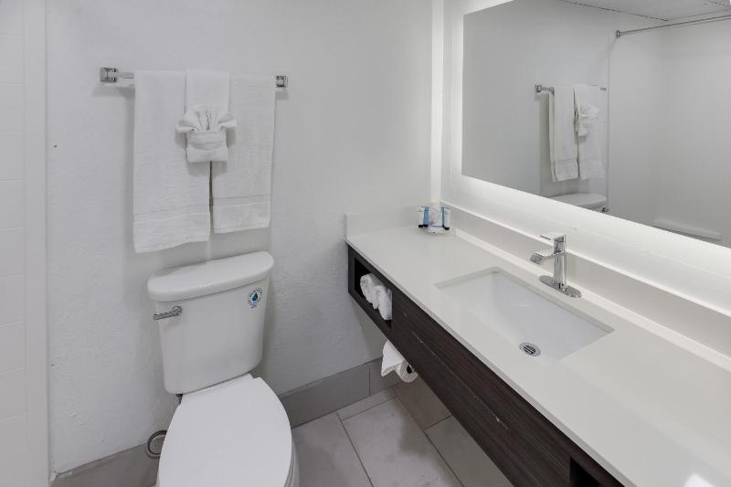 Queen Room - Ocean Front image 2