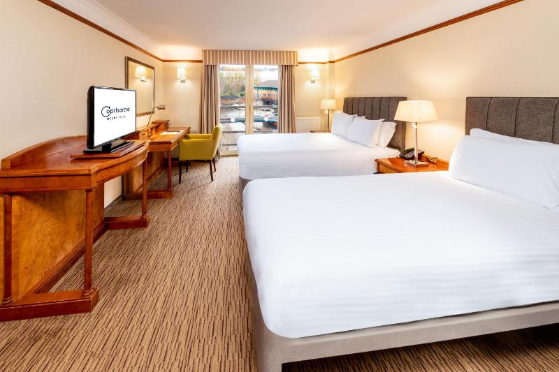 	 Club Waterfront Family Room with One King Bed and one Single Bed image 1