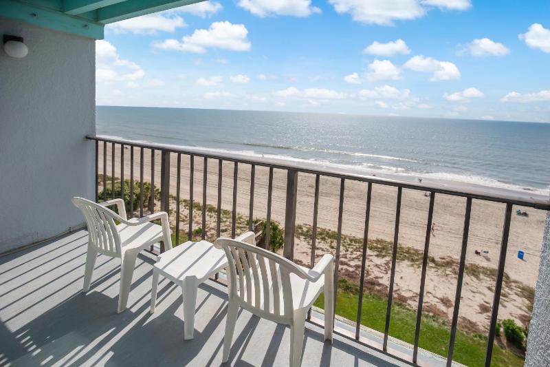 Queen Oceanfront View Room with Kitchen image 3
