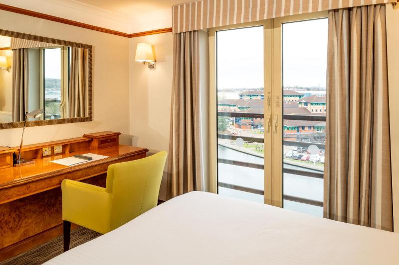 	 Club Waterfront Family Room with One King Bed and one Single Bed image 4