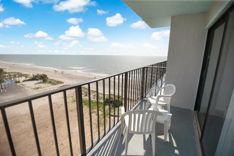 King Room with Partial Ocean View image 3