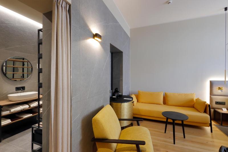 Deluxe Double or Twin Room image 4