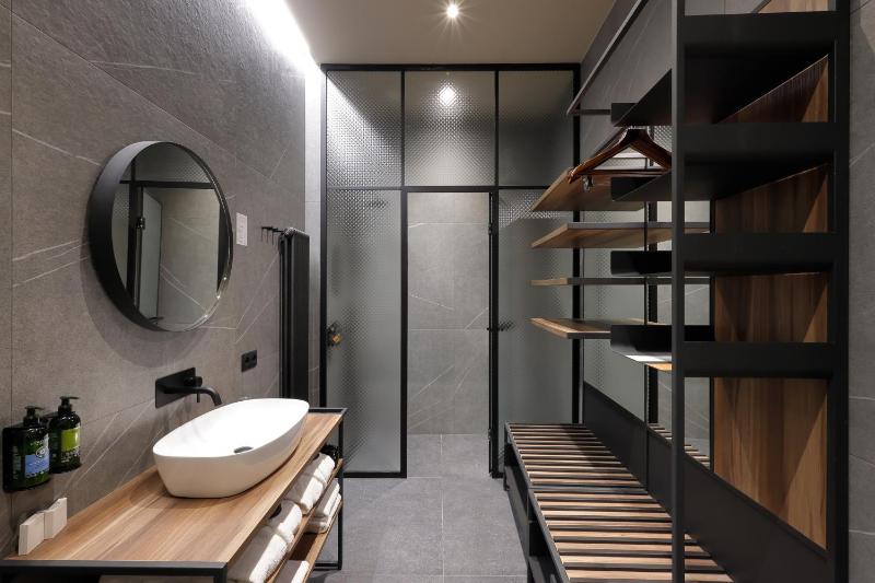 Deluxe Double or Twin Room image 3