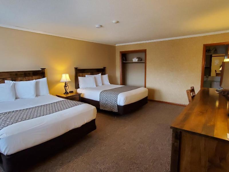 Queen Room with Two Queen Beds image 3