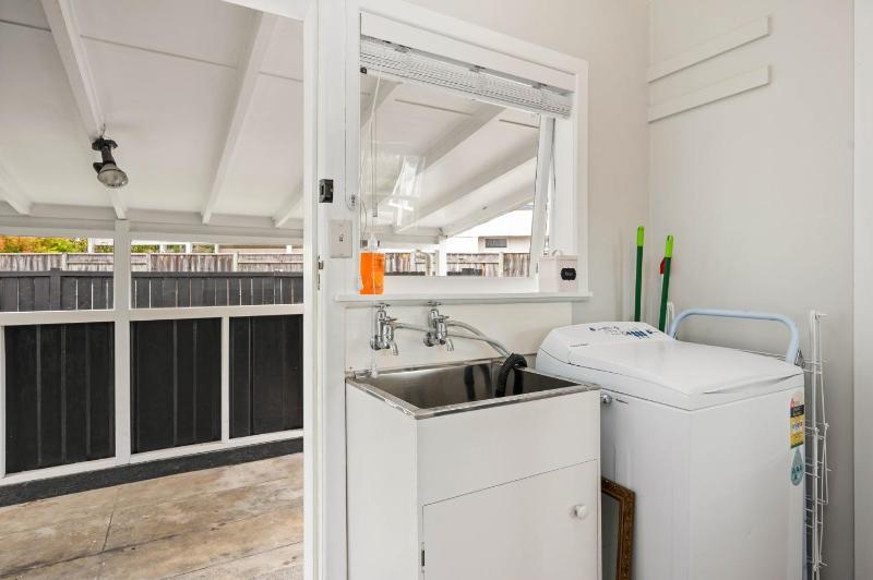 Mid-Century Charm - Taupo Holiday Home - image 10