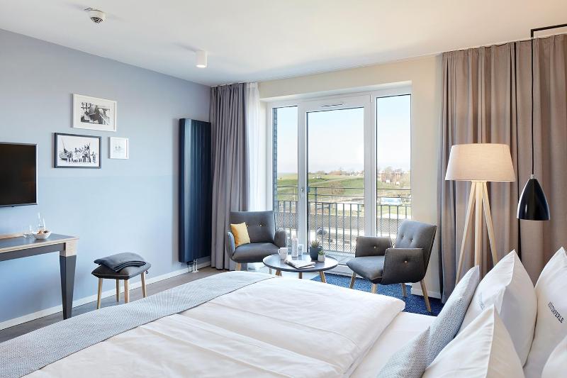 Deluxe Double Room with Side Sea View image 3
