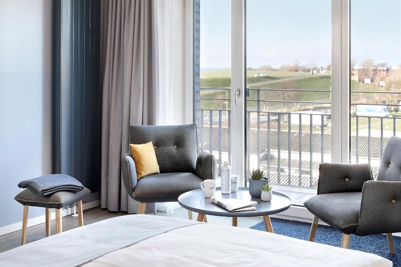 Deluxe Double Room with Side Sea View image 4