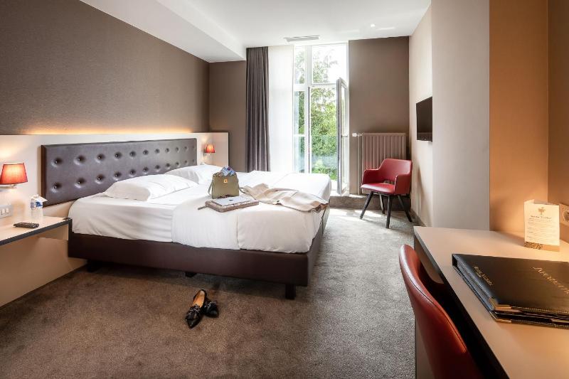 Double or Twin Room with City View image 3