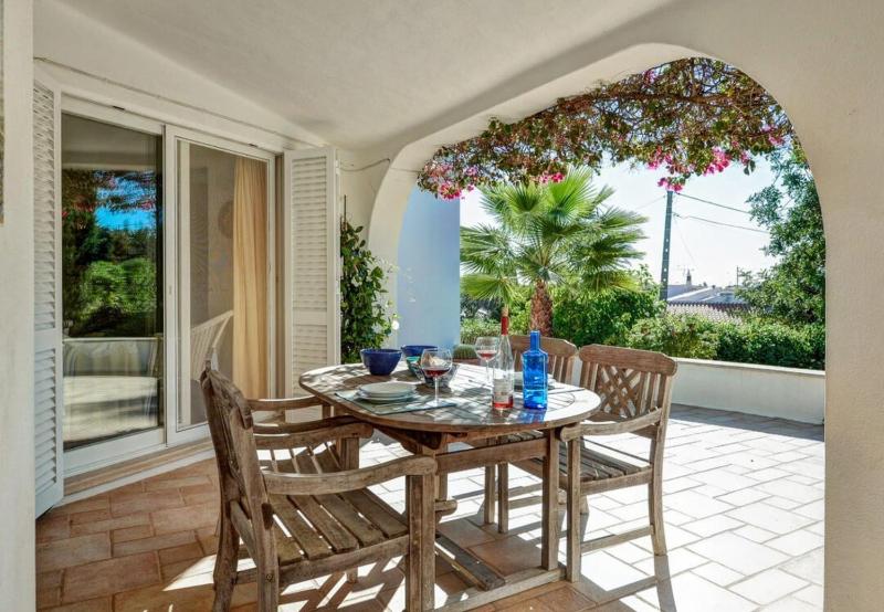 Three-Bedroom House with Swimming Pool image 4