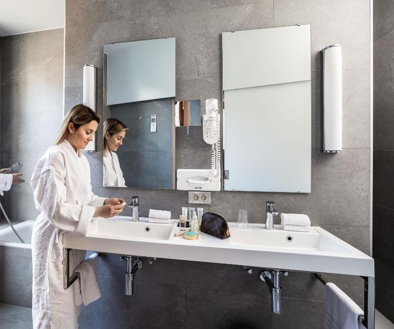 Superior Double or Twin Room with City View image 2