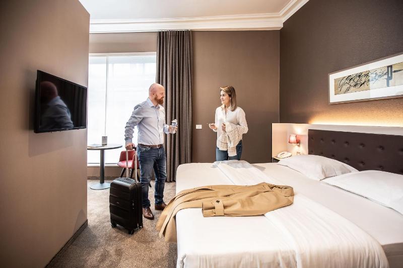 Double or Twin Room image 3