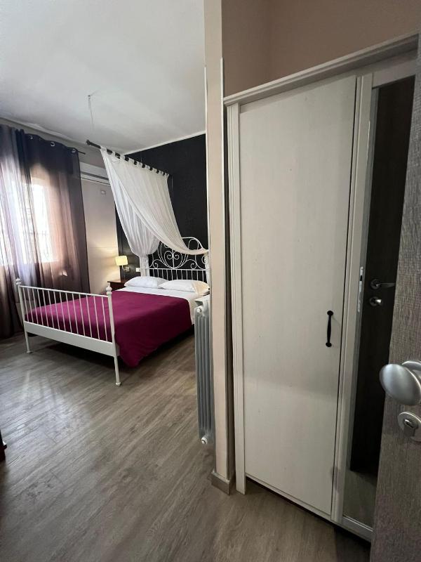 Standard King Room image 3