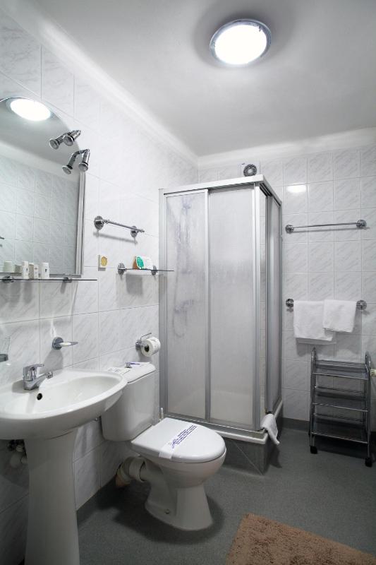Standard Twin Room image 2