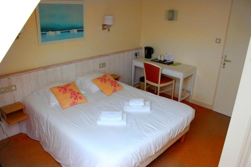 Standard Double Room image 4
