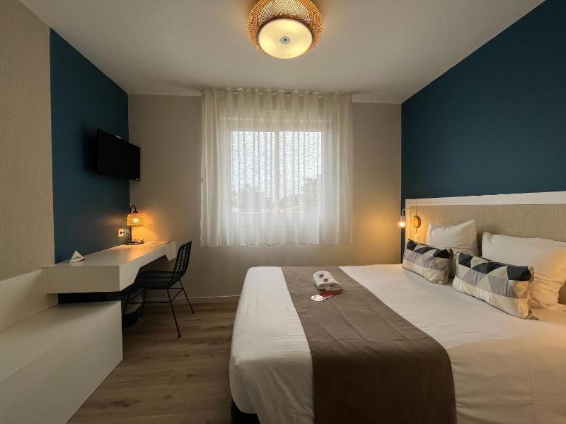 Standard Double Room image 3