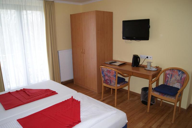 Superior Twin Room with Balcony image 3