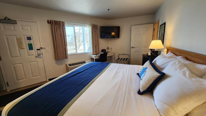 Queen Room - Disability Access image 4