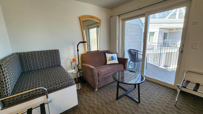 Queen Room with Balcony - No View image 3