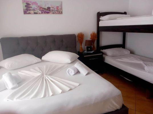 Triple Room with Balcony image 4