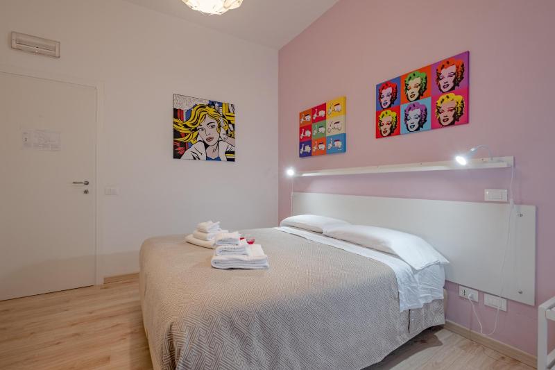 Twin Room with Balcony image 4