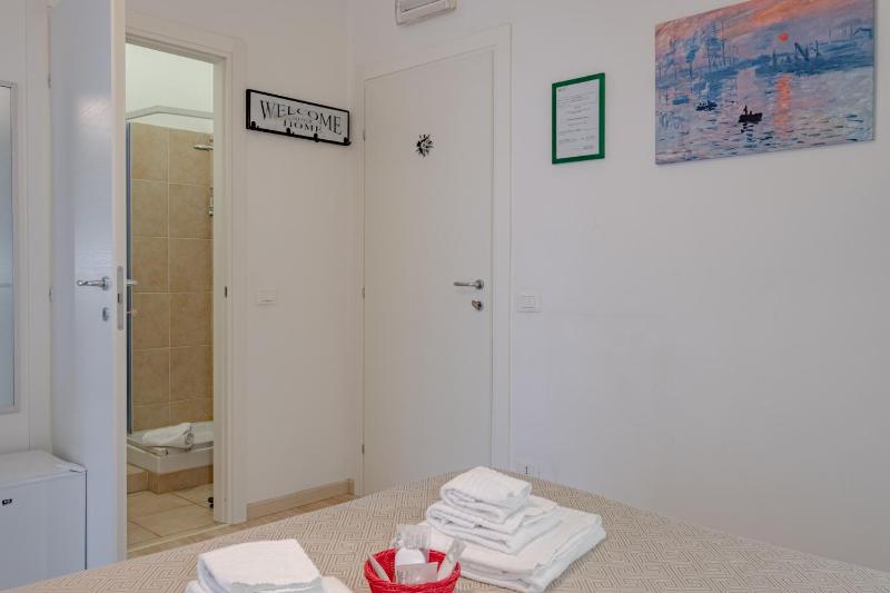 Double Room with Balcony image 3