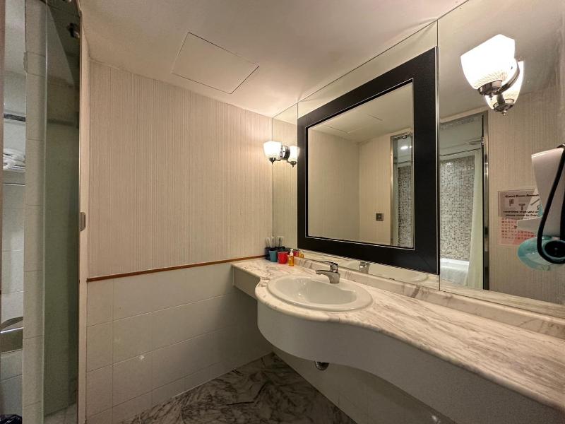 Link World Hotel - image 16