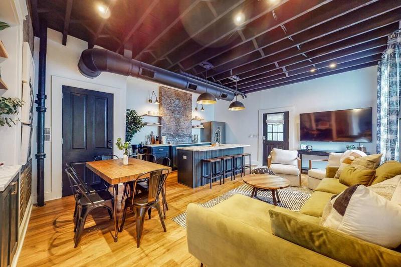 Luxury 8 Bed/4 Ba NuLu Home Private yard/parking - image 28