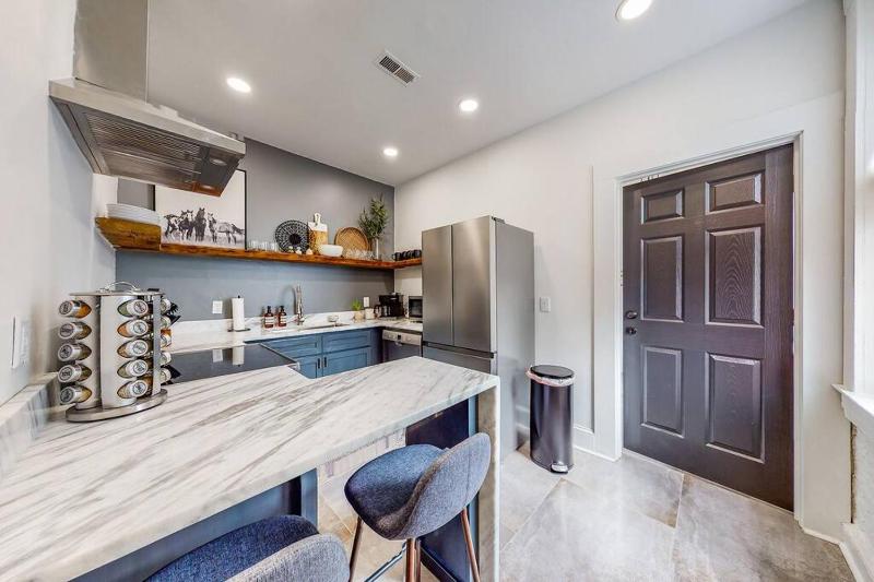 Luxury 8 Bed/4 Ba NuLu Home Private yard/parking - image 30