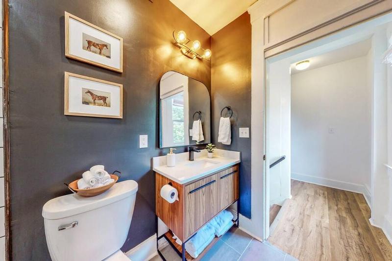 Luxury 8 Bed/4 Ba NuLu Home Private yard/parking - image 2