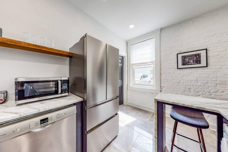 Luxury 8 Bed/4 Ba NuLu Home Private yard/parking - image 13