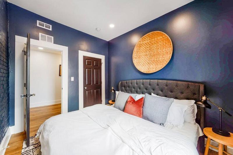 Luxury 8 Bed/4 Ba NuLu Home Private yard/parking - image 32