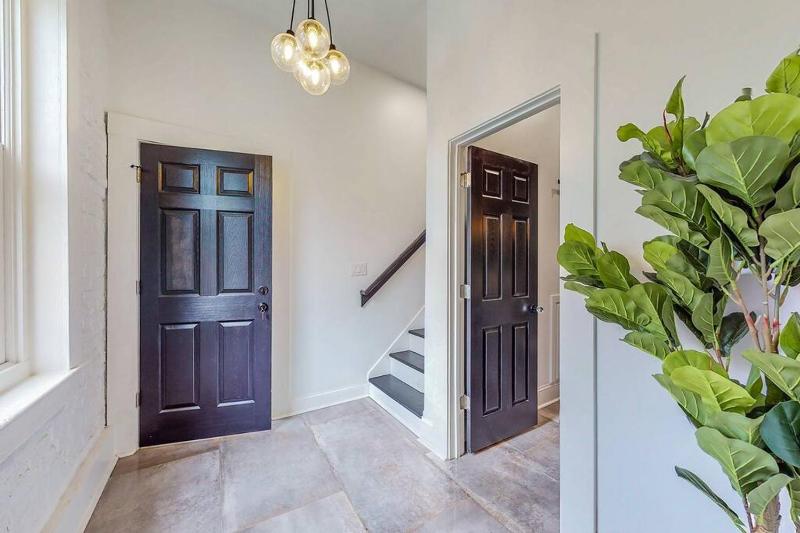 Luxury 8 Bed/4 Ba NuLu Home Private yard/parking - image 8