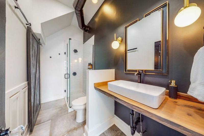 Luxury 8 Bed/4 Ba NuLu Home Private yard/parking - image 17