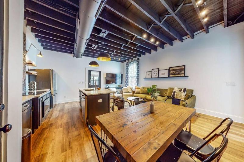 Luxury 8 Bed/4 Ba NuLu Home Private yard/parking - image 21