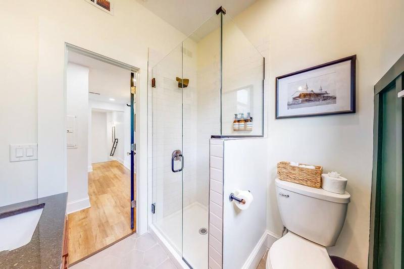 Luxury 8 Bed/4 Ba NuLu Home Private yard/parking - image 25