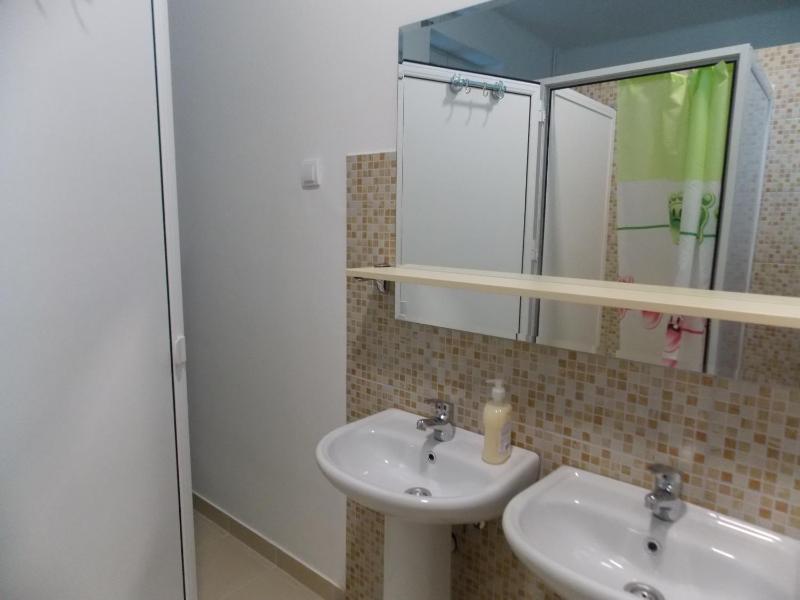 Standard Twin Room with Shared Bathroom image 2