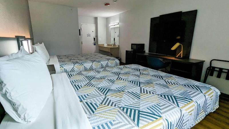 Queen Room - Disability Access image 3