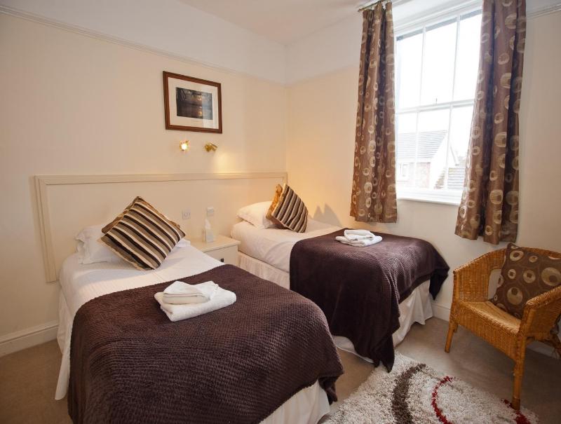 Twin Room image 4